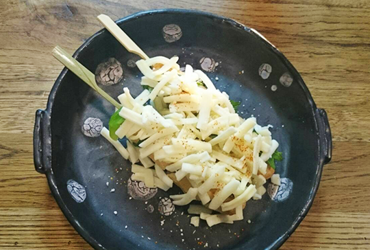耐熱皿に野菜を挟み込んだごぼう天2本を並べ、とろけるチーズをタップリかけ、粉チーズも振りかけます。